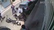Quand des passants héroïques interviennent pour stopper un voleur de scooter! Beau geste
