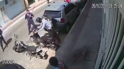 Quand des passants héroïques interviennent pour stopper un voleur de scooter! Beau geste