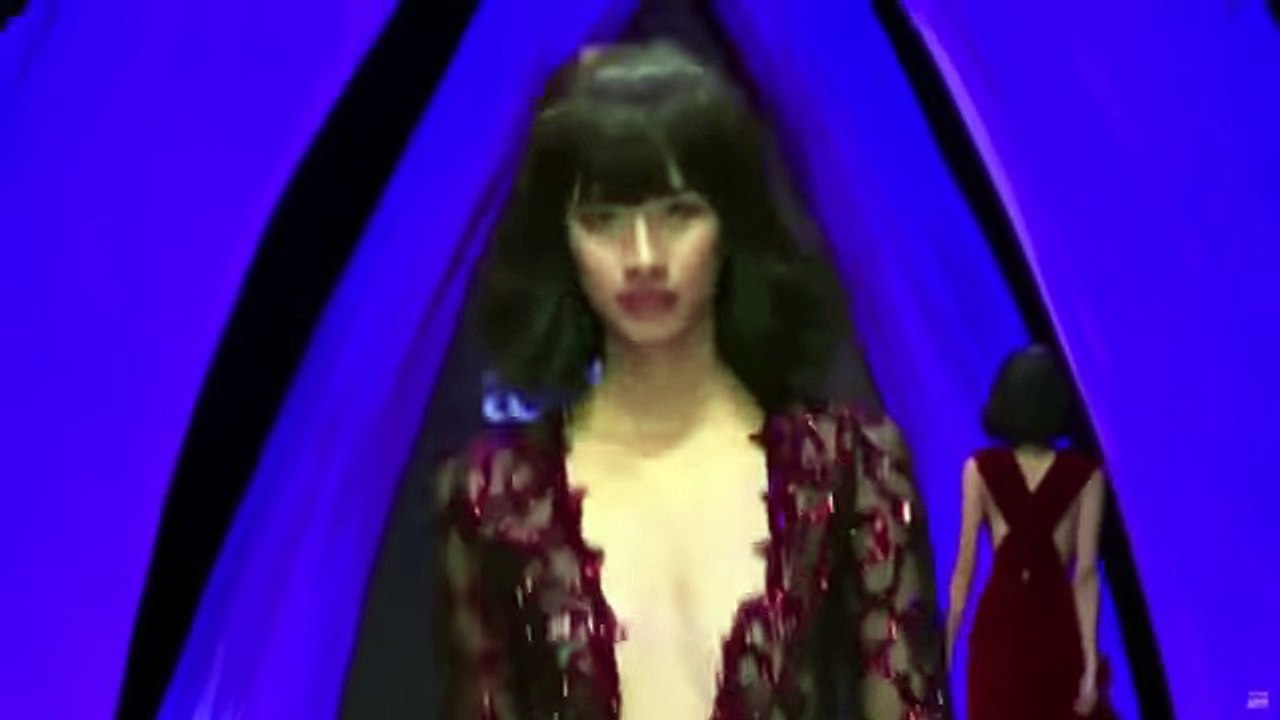 güzel mankenlerin düşme anları ve podyumlarda yaşadıkları ilginç kazalar