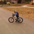 Jamais se retourner en vélo : son drone filme son énorme chute !