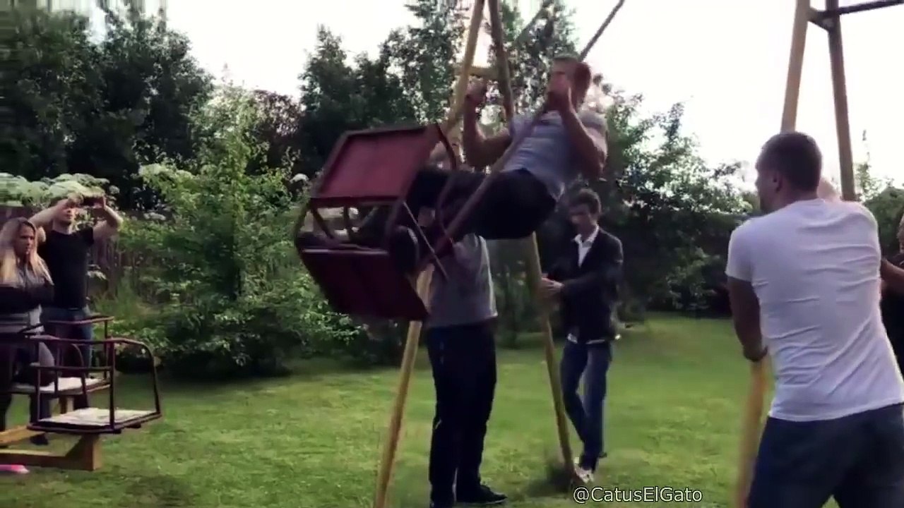 Toucher le ciel en balançoire... ERREUR LOL !