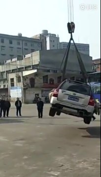 Mal garée cette voiture est transportée sur le toit de cette gare routière !