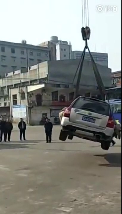Mal garée cette voiture est transportée sur le toit de cette gare routière !