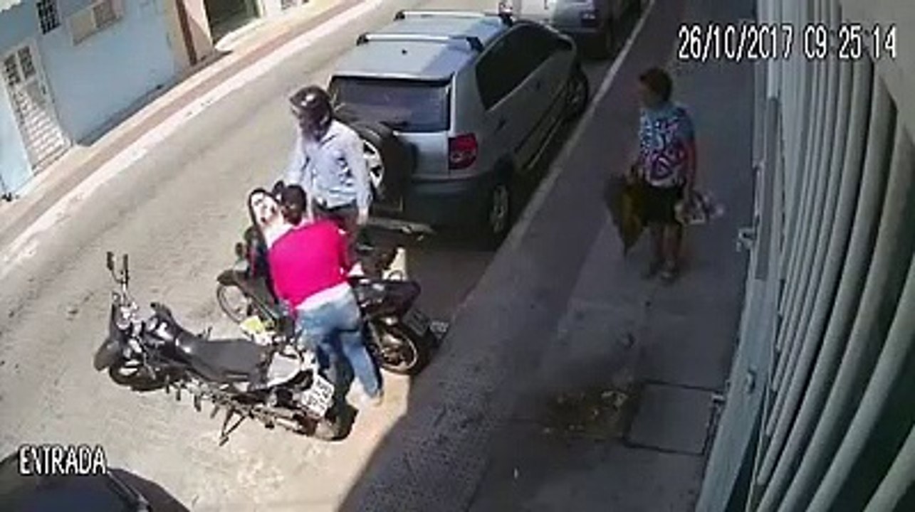 Un braqueur a essayé de voler la moto d'une femme , il obtient une grosse correction !