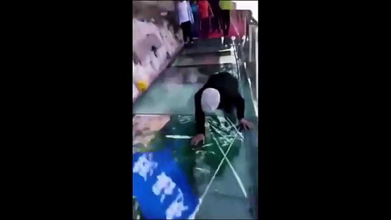 Çindeki çatlayan cam köprü ve ziyaretçilerinin korku dolu komik anları