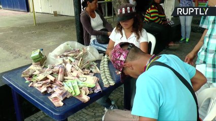 Venezuelan Craftsman Makes Handbags Out of Worthless Banknotes