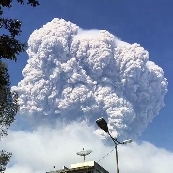 Indonésie : impressionnantes images de l'eruption d'un volcan
