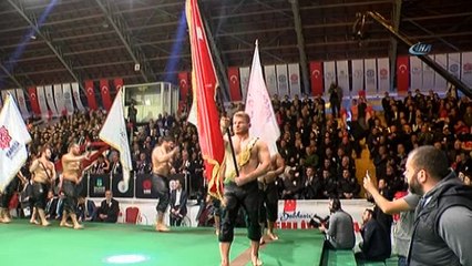 Başpehlivanlar şehitler için kol bağladı