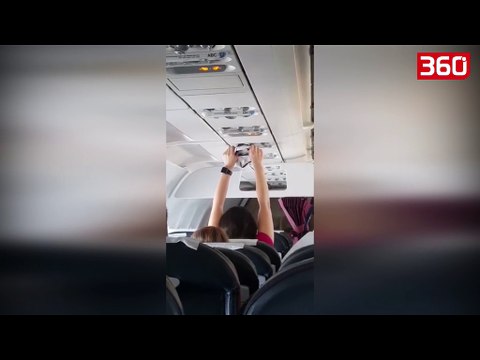 Rusja heq mbathjet dhe i than në avion, ja videoja që po bën xhiron e botës (360video)