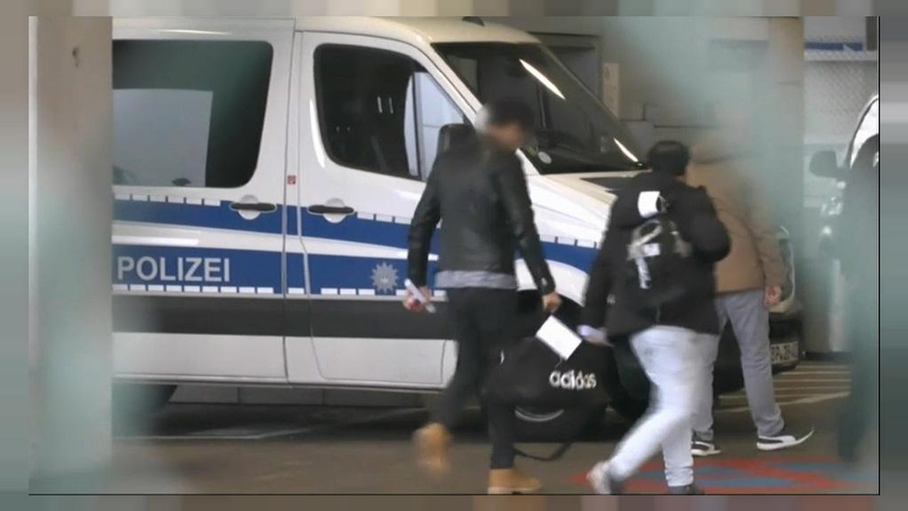 Neue proteste gegen umstrittene abschiebeflüge nach afghanistan