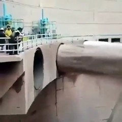 Ils ouvrent les vannes de ce barrage : la puissance du flot est impressionnante