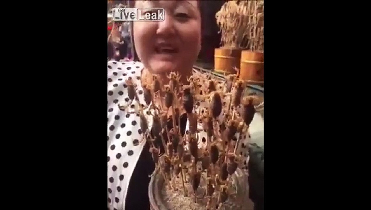 Cette chinoise mange des brochettes de scorpions vivants... Miam