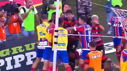 L'arbitre est obligé de suspendre le match après avoir distribué 10 cartons rouges