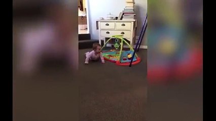 Ağlayan Bebeğe oyuncak getiren Köpek