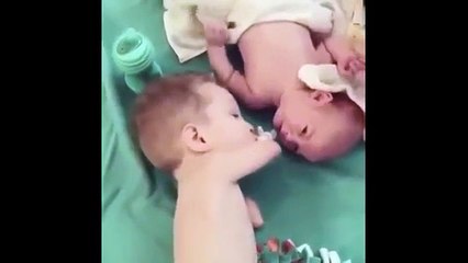 Elleri olmayan Bebeğin Ağlayan Kardeşine Emzik Vermesi