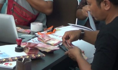 Paslon Diduga Bagi-Bagi Uang kepada Kades