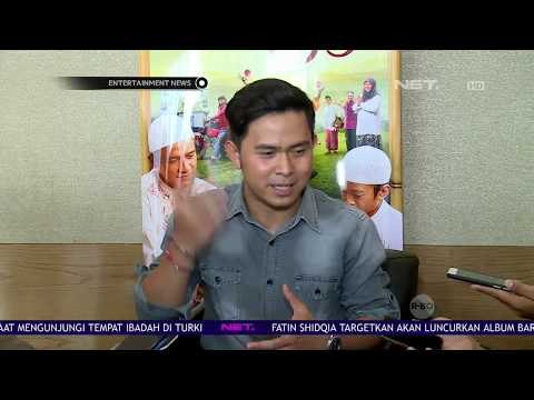 Cakra Khan Menyanyikan Lagu Dengan Warga Yang Berbeda