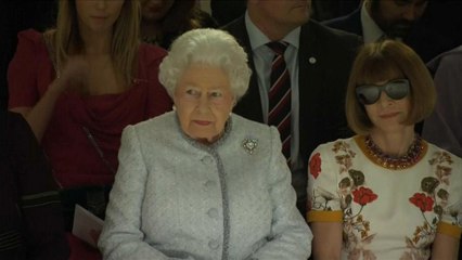 Londra: la prima volta della regina alla Fashion Week
