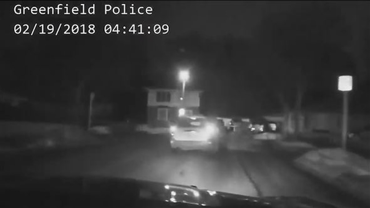 Spektakuläre verfolgung: diebe krachen in haus