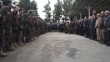 Скачать видео: Özel Harekat Polisleri Dualarla Afrin'e Uğurlandı