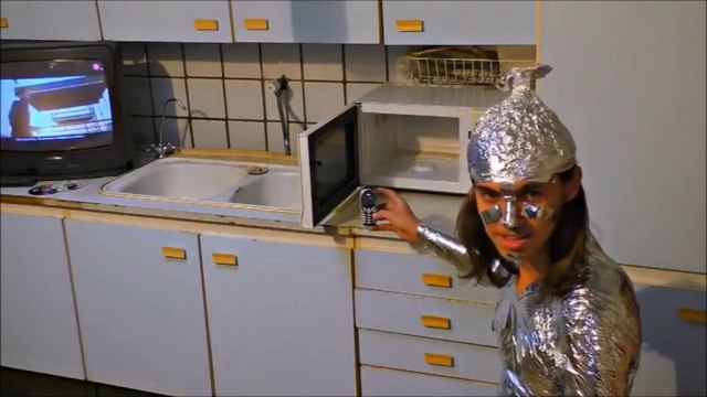 Ces débiles font cramer des téléphones portables en les approchants d'un micro-onde allumé porte ouverte