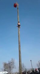 Скачать видео: Ce débile fait une chute de 7m de haut en voulant descendre d'un poteau