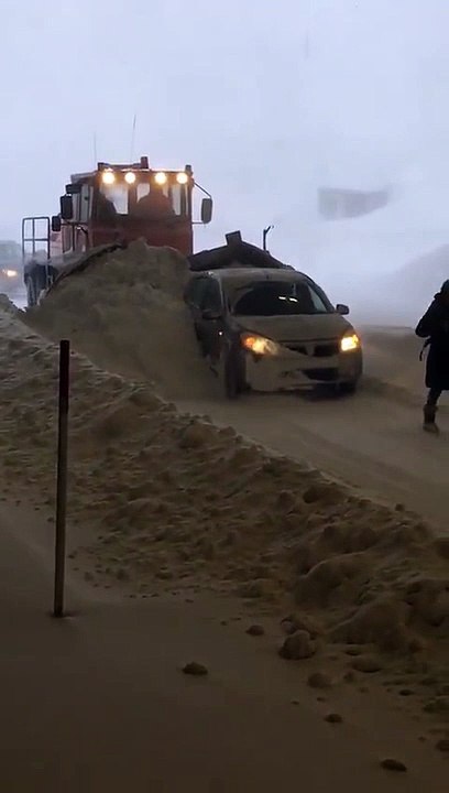 Un chasse neige pousse une voiture en panne... Impressionnant