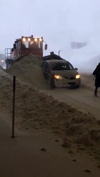 Un chasse neige pousse une voiture en panne... Impressionnant