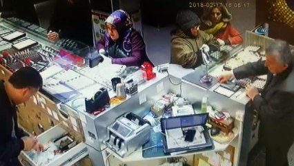 Pendik’te kuyumcuyu sahte bilezikle dolandıran iki kadın, kameralara yakalandı