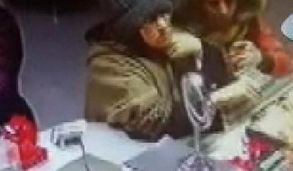 Kuyumcuyu sahte bilezikle dolandırdılar... O anlar kameralara yansıdı