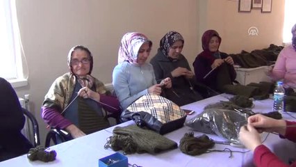 Mehmetçik İçin Örgü Örmeyi Öğrendi