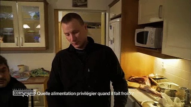 Michel Cymès et Adriana Karembeu goûtent une spécialité finlandaise : des crêpes... au sang de rêne ! Regardez