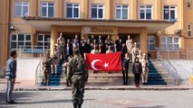 Asker kıyafeti giyip Türk bayrağı açan öğrenciler, komando yemini etti