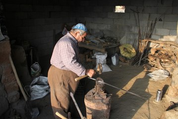 Sınırda 50 Yıldır Demir Dövüp Ekmeğini Çıkartıyor