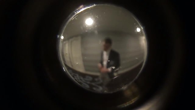 Un homme saoul se trompe de chambre d'hôtel