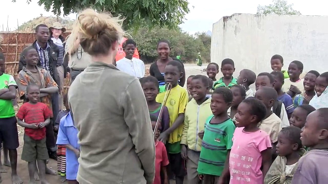 En Afrique une musicienne joue du violon à des enfants qui ne connaissaient pas cet instrument !