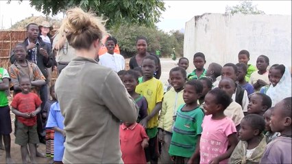 Ces enfants du Malawi écoutent du violon pour la première fois
