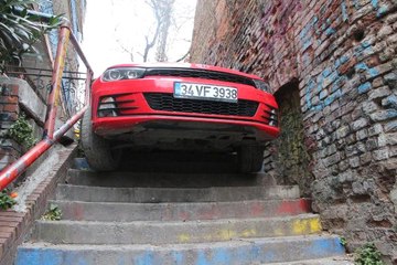 Alkollü Sürücü, Otomobiliyle Merdivenlerden İnmeye Çalışırken Sıkıştı