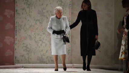 La reina Isabel II en la semana de la moda de Londres.