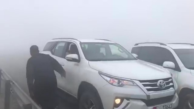 Un camion arrive à toute vitesse alors qu'il y a un énorme brouillard et des voitures arrêtées