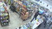 Deux jeunes voleurs neutralisent un braqueur à main armée dans un magasin