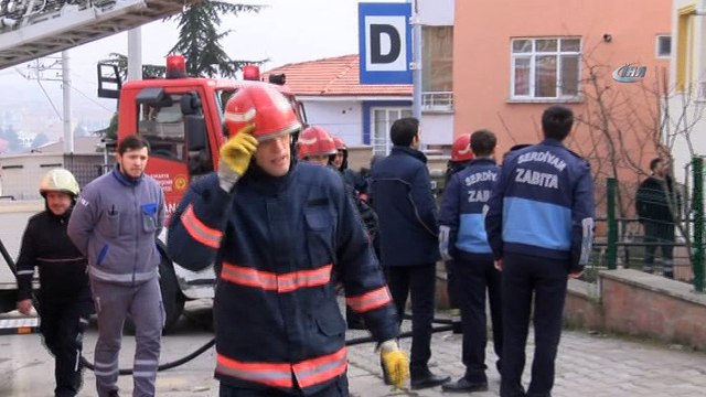 3 katlı binanın zemin katında yangın çıktı, 2 çocuk evde mahsur kaldı