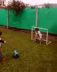 quant les enfants  jouent en ballon