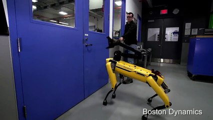 Un homme empêche un robot SpotMini d'ouvrir une porte