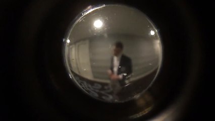 Un homme ivre se trompe de chambre d'hôtel