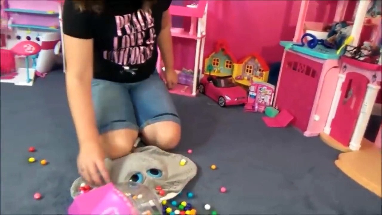 Victoria & Annabelle Spatula Girl vs Giant Beetle Bug Toy Freaks Family