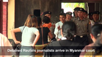 Video herunterladen: Detained Reuters journalists arrive in Myanmar court