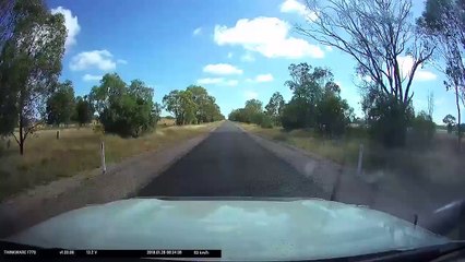 Un automobiliste a la mauvaise idée de doubler sur une seule voie