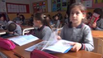 İzmir Öğrencilerin Sevgilisi Tombi, Sınıfa Geri Dönüyor 1-
