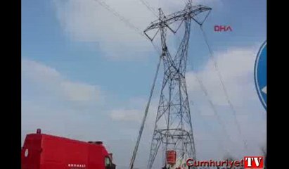 Memleketine gitmek istemeyince yüksek gerilim hattına çıktı